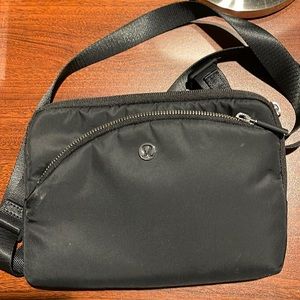 Lululemon cross body bag 🖤